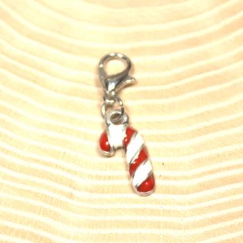 Charmsanhänger Weihnachten Zuckerstange rot-weiß emailliert versilbert mit Karabiner, Modeschmuck handmade chic-peppig-bunt